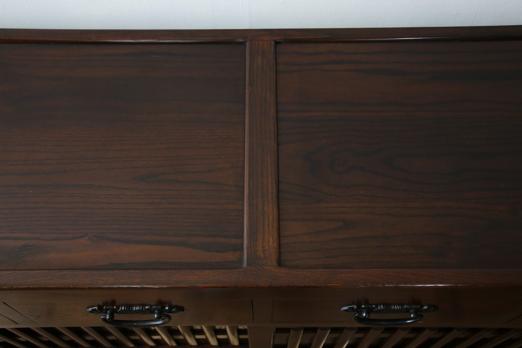 中古　ニレ材　格子意匠が特徴的な引き出し付き水屋箪笥サイドボード　(R-085861)