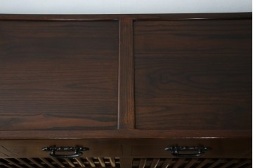 中古　ニレ材　格子意匠が特徴的な引き出し付き水屋箪笥サイドボード　(R-085861)