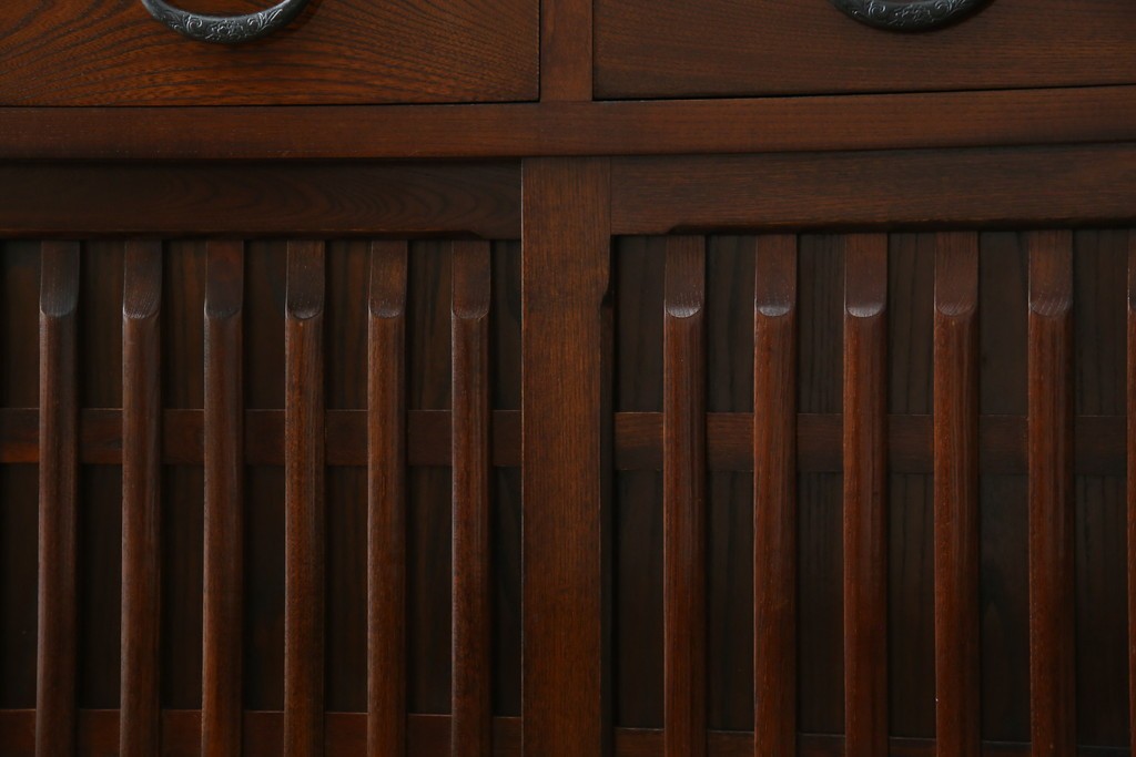 中古　ニレ材　格子意匠が特徴的な引き出し付き水屋箪笥サイドボード　(R-085861)