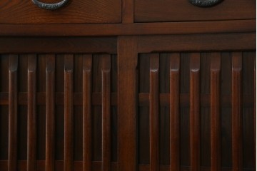 中古　ニレ材　格子意匠が特徴的な引き出し付き水屋箪笥サイドボード　(R-085861)