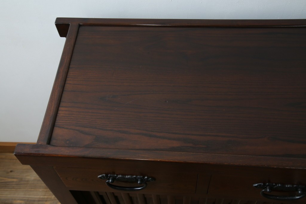 中古　ニレ材　格子意匠が特徴的な引き出し付き水屋箪笥サイドボード　(R-085861)