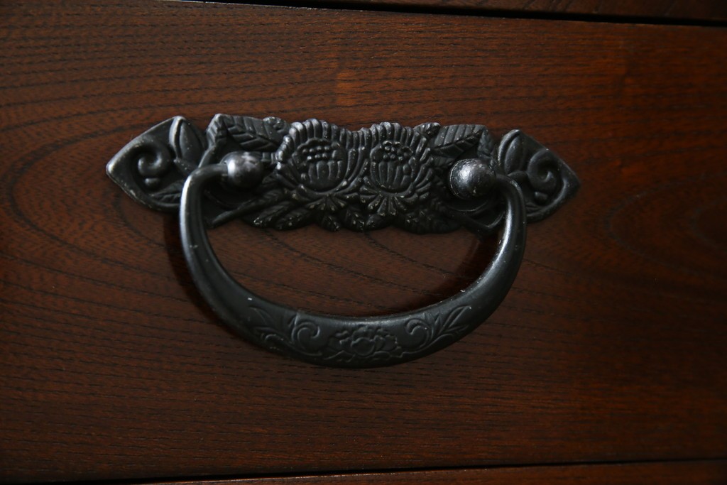 中古　ニレ材　格子意匠が特徴的な引き出し付き水屋箪笥サイドボード　(R-085861)