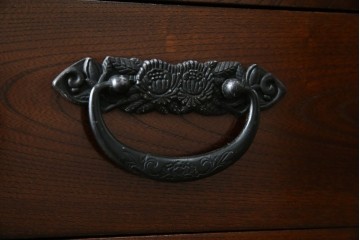 中古　ニレ材　格子意匠が特徴的な引き出し付き水屋箪笥サイドボード　(R-085861)