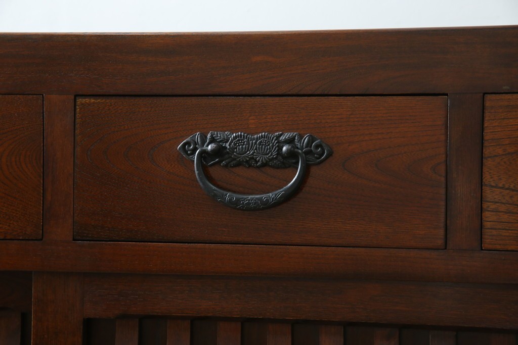 中古　ニレ材　格子意匠が特徴的な引き出し付き水屋箪笥サイドボード　(R-085861)