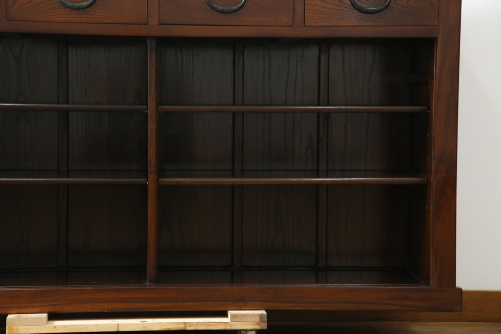 中古　ニレ材　格子意匠が特徴的な引き出し付き水屋箪笥サイドボード　(R-085861)