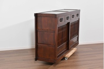 中古　ニレ材　格子意匠が特徴的な引き出し付き水屋箪笥サイドボード　(R-085861)