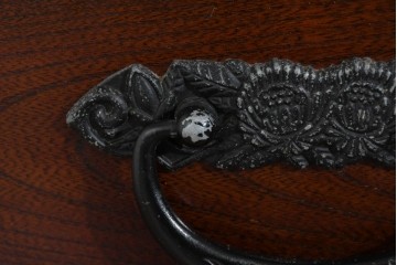 中古　ニレ材　格子意匠が特徴的な引き出し付き水屋箪笥サイドボード　(R-085861)