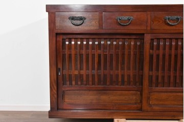 中古　ニレ材　格子意匠が特徴的な引き出し付き水屋箪笥サイドボード　(R-085861)