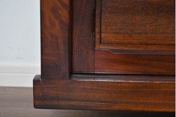 中古　ニレ材　格子意匠が特徴的な引き出し付き水屋箪笥サイドボード　(R-085861)