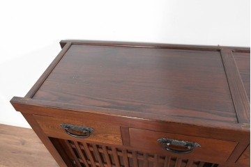 中古　ニレ材　格子意匠が特徴的な引き出し付き水屋箪笥サイドボード　(R-085861)