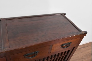 中古　ニレ材　格子意匠が特徴的な引き出し付き水屋箪笥サイドボード　(R-085861)