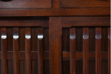 中古　ニレ材　格子意匠が特徴的な引き出し付き水屋箪笥サイドボード　(R-085861)