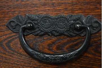 中古　ニレ材　格子意匠が特徴的な引き出し付き水屋箪笥サイドボード　(R-085861)