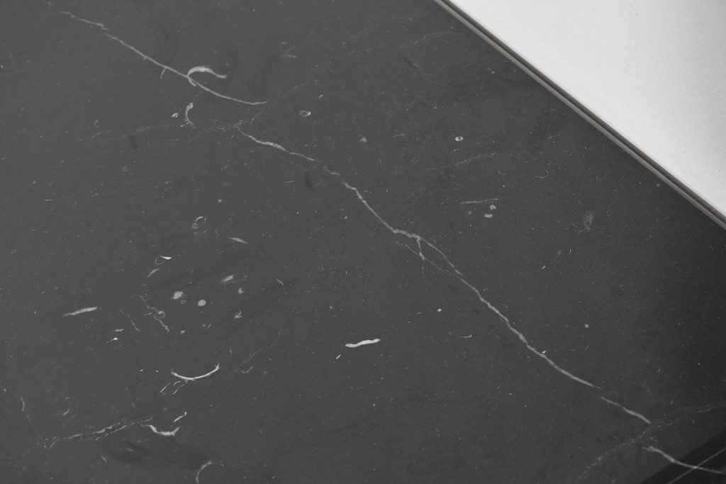 中古　ネオダヴィンチ(Neo Da Vinci)取り扱い　ネロ・マルキニア大理石　重厚な大理石天板のローテーブル　定価約100万円　(R-085864)