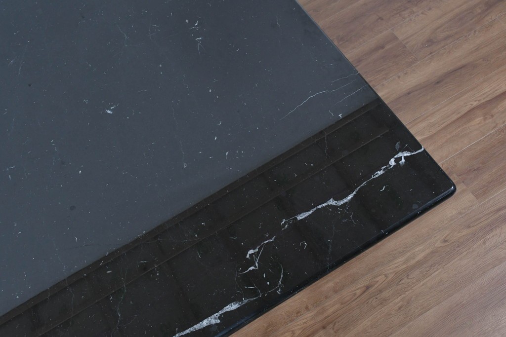 中古　ネオダヴィンチ(Neo Da Vinci)取り扱い　ネロ・マルキニア大理石　重厚な大理石天板のローテーブル　定価約100万円　(R-085864)