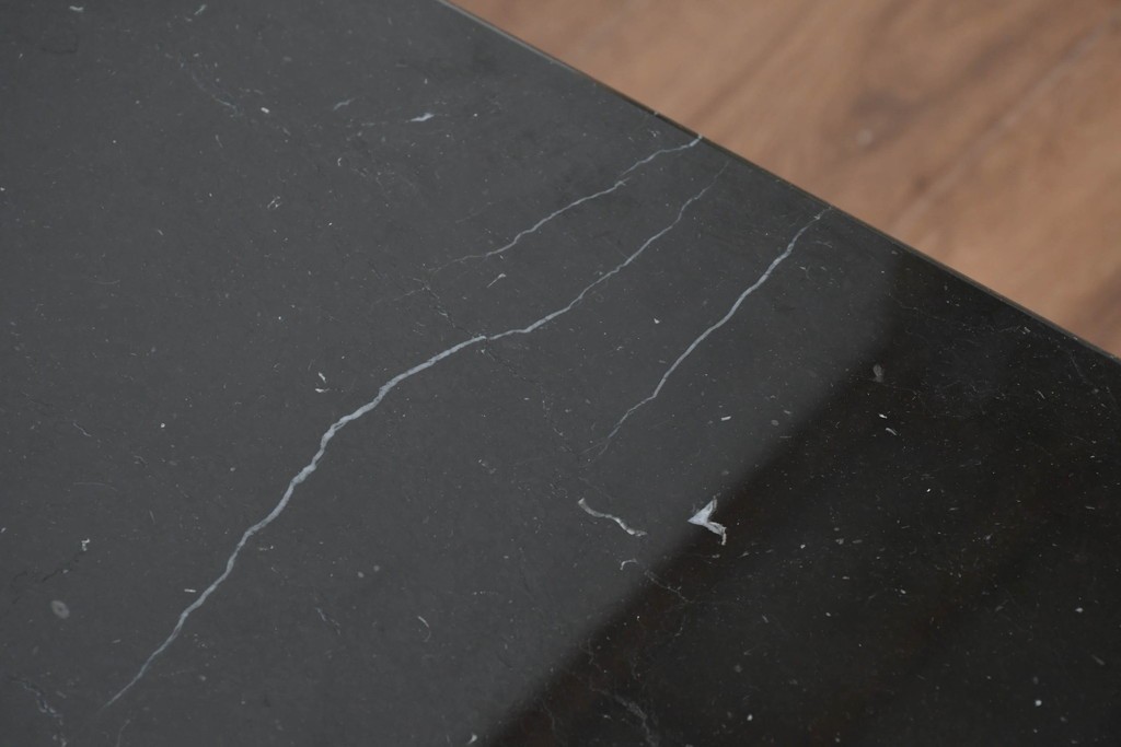 中古　ネオダヴィンチ(Neo Da Vinci)取り扱い　ネロ・マルキニア大理石　重厚な大理石天板のローテーブル　定価約100万円　(R-085864)