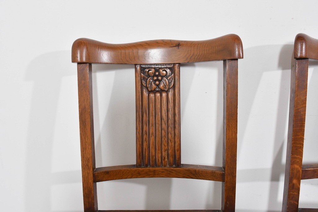 イギリスアンティーク　オーク材　存在感のある彫刻装飾とバルボスレッグが素敵なダイニングチェア4脚セット　(R-085866)