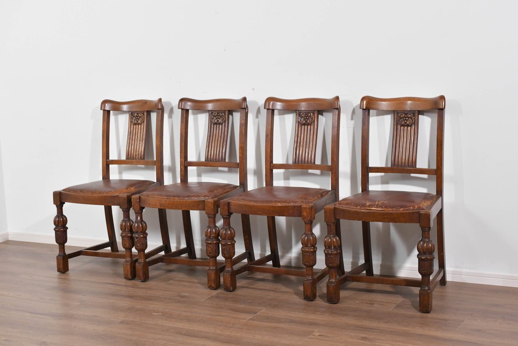 イギリスアンティーク　オーク材　存在感のある彫刻装飾とバルボスレッグが素敵なダイニングチェア4脚セット　(R-085866)
