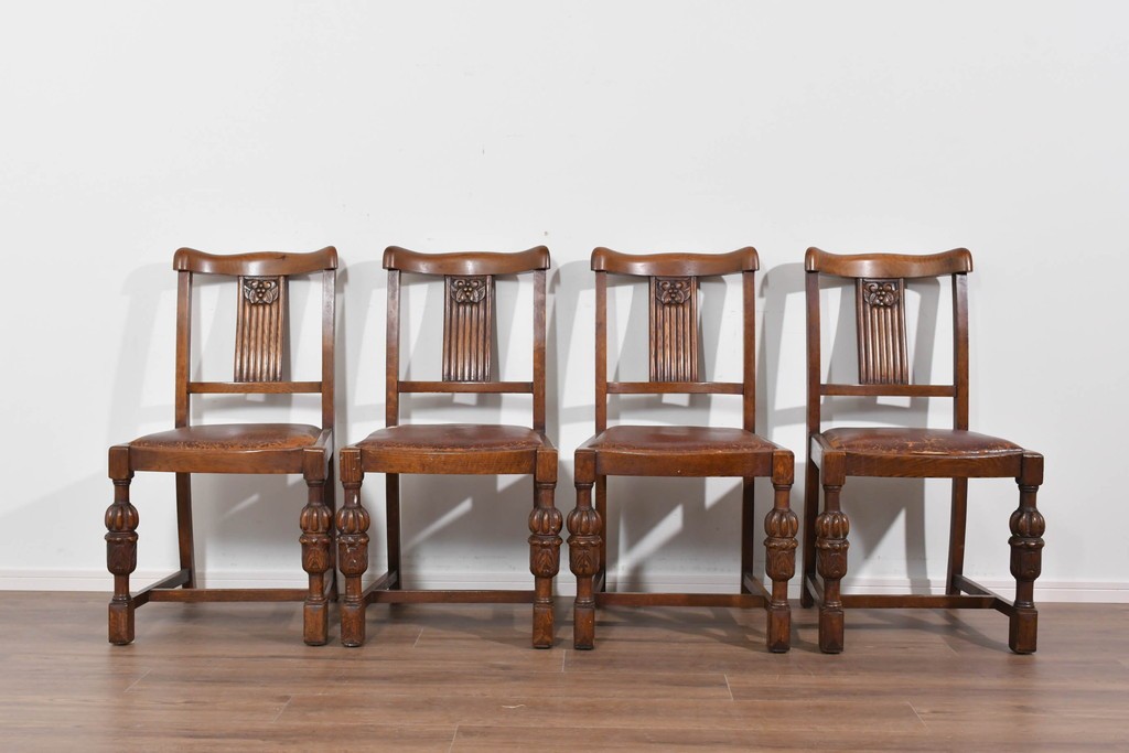 イギリスアンティーク　オーク材　存在感のある彫刻装飾とバルボスレッグが素敵なダイニングチェア4脚セット　(R-085866)