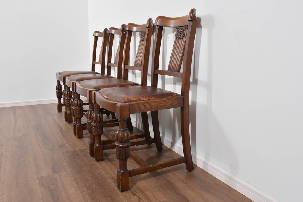 イギリスアンティーク　オーク材　存在感のある彫刻装飾とバルボスレッグが素敵なダイニングチェア4脚セット　(R-085866)