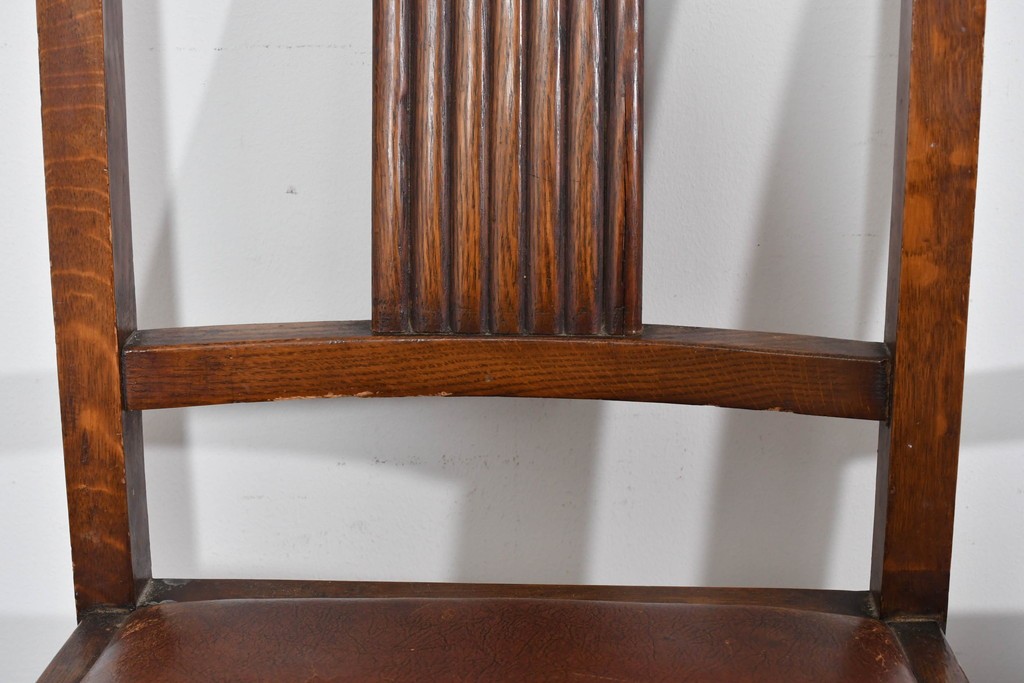 イギリスアンティーク　オーク材　存在感のある彫刻装飾とバルボスレッグが素敵なダイニングチェア4脚セット　(R-085866)