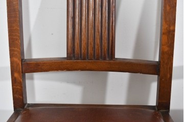 イギリスアンティーク　オーク材　存在感のある彫刻装飾とバルボスレッグが素敵なダイニングチェア4脚セット　(R-085866)