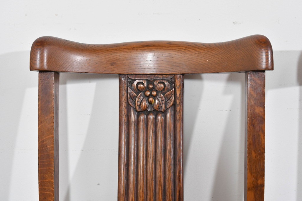 イギリスアンティーク　オーク材　存在感のある彫刻装飾とバルボスレッグが素敵なダイニングチェア4脚セット　(R-085866)