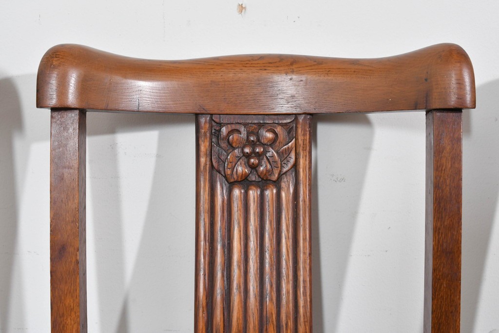 イギリスアンティーク　オーク材　存在感のある彫刻装飾とバルボスレッグが素敵なダイニングチェア4脚セット　(R-085866)