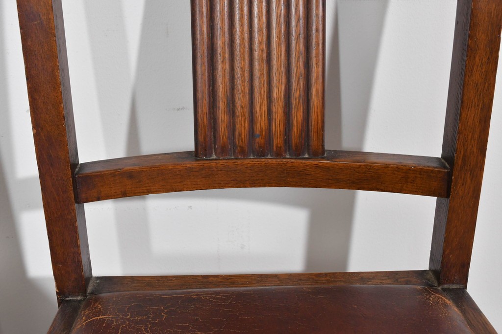 イギリスアンティーク　オーク材　存在感のある彫刻装飾とバルボスレッグが素敵なダイニングチェア4脚セット　(R-085866)