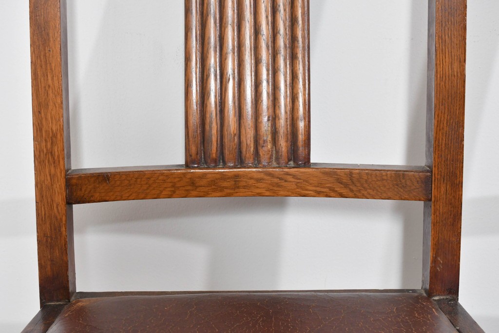 イギリスアンティーク　オーク材　存在感のある彫刻装飾とバルボスレッグが素敵なダイニングチェア4脚セット　(R-085866)