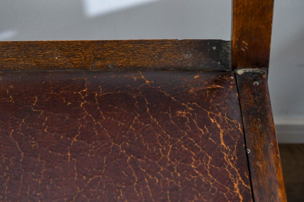 イギリスアンティーク　オーク材　存在感のある彫刻装飾とバルボスレッグが素敵なダイニングチェア4脚セット　(R-085866)