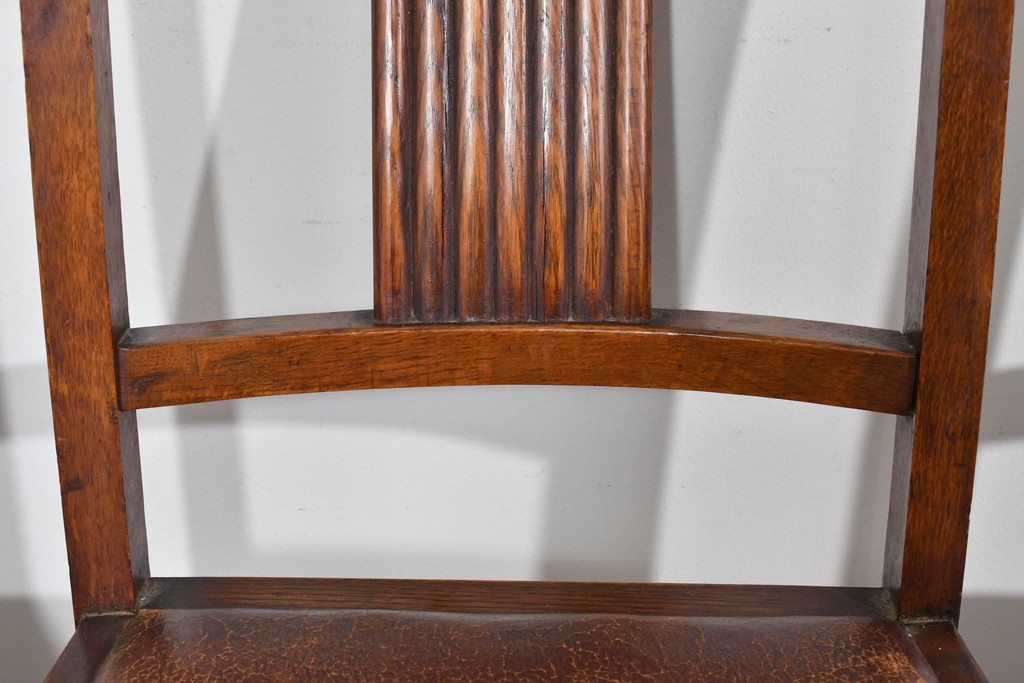 イギリスアンティーク　オーク材　存在感のある彫刻装飾とバルボスレッグが素敵なダイニングチェア4脚セット　(R-085866)