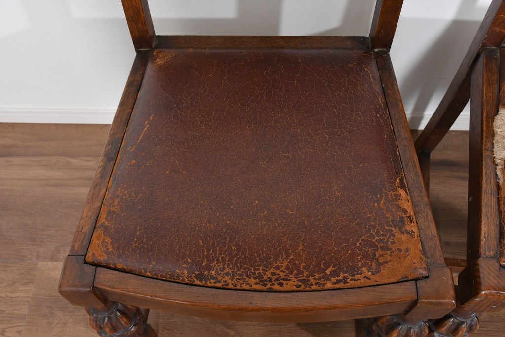 イギリスアンティーク　オーク材　存在感のある彫刻装飾とバルボスレッグが素敵なダイニングチェア4脚セット　(R-085866)