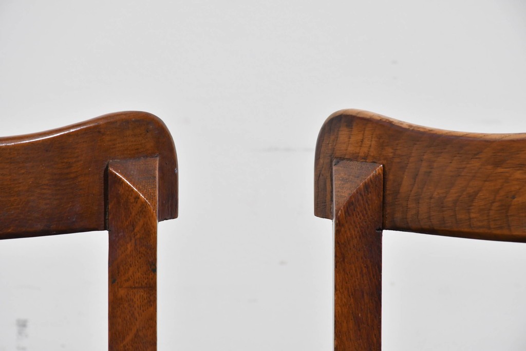 イギリスアンティーク　オーク材　存在感のある彫刻装飾とバルボスレッグが素敵なダイニングチェア4脚セット　(R-085866)