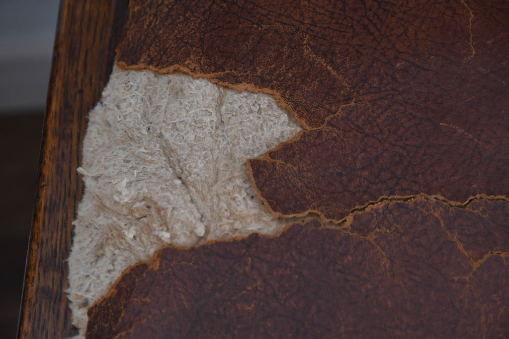 イギリスアンティーク　オーク材　存在感のある彫刻装飾とバルボスレッグが素敵なダイニングチェア4脚セット　(R-085866)