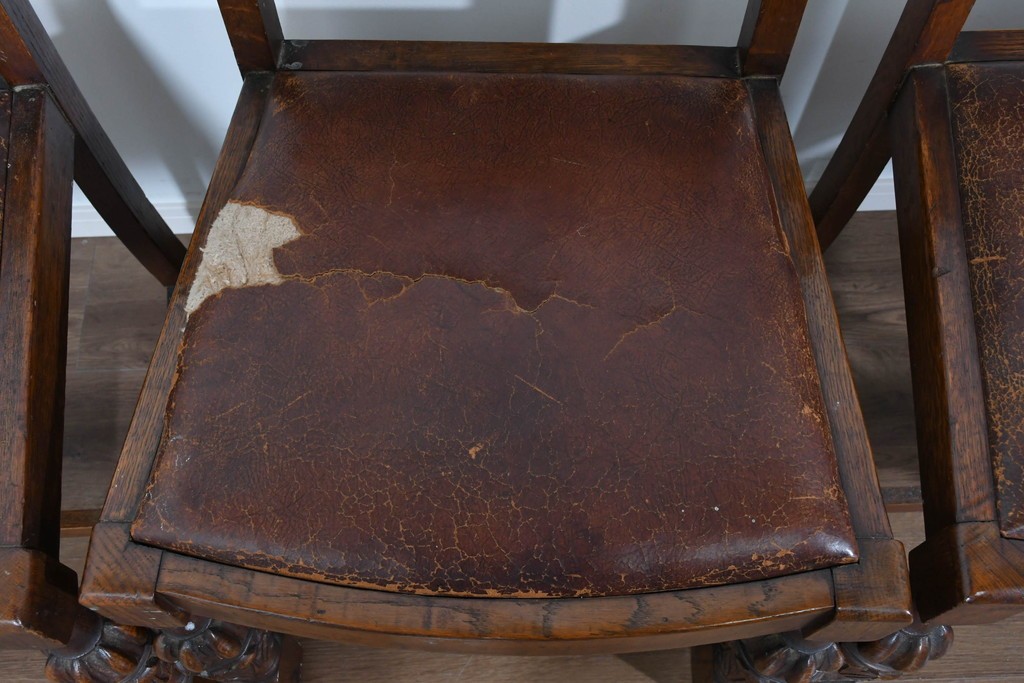 イギリスアンティーク　オーク材　存在感のある彫刻装飾とバルボスレッグが素敵なダイニングチェア4脚セット　(R-085866)