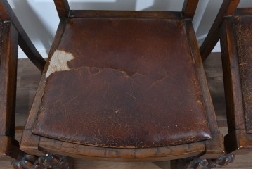 イギリスアンティーク　オーク材　存在感のある彫刻装飾とバルボスレッグが素敵なダイニングチェア4脚セット　(R-085866)