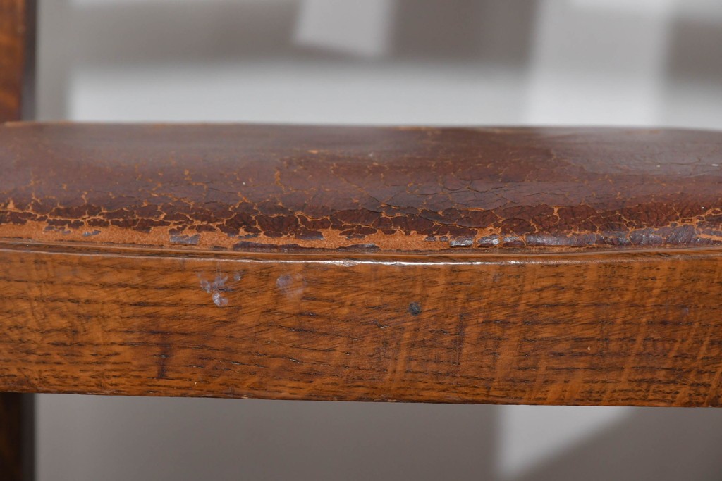 イギリスアンティーク　オーク材　存在感のある彫刻装飾とバルボスレッグが素敵なダイニングチェア4脚セット　(R-085866)