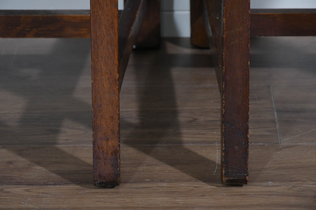 イギリスアンティーク　オーク材　存在感のある彫刻装飾とバルボスレッグが素敵なダイニングチェア4脚セット　(R-085866)