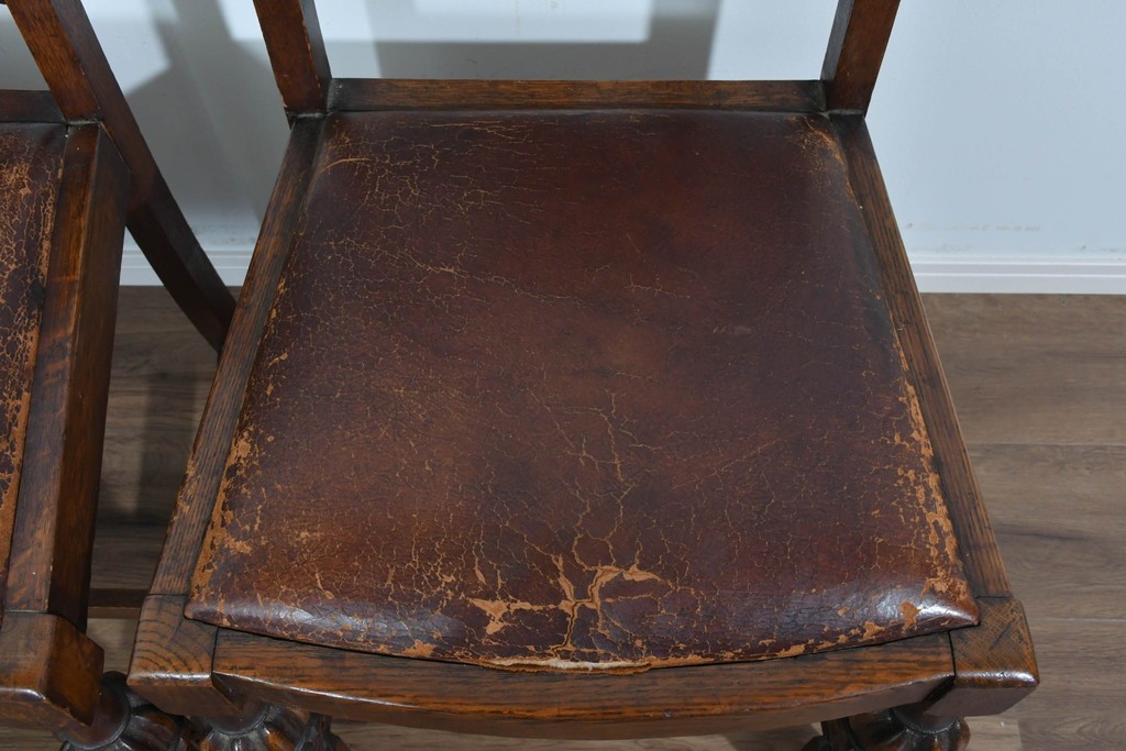 イギリスアンティーク　オーク材　存在感のある彫刻装飾とバルボスレッグが素敵なダイニングチェア4脚セット　(R-085866)