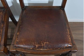 イギリスアンティーク　オーク材　存在感のある彫刻装飾とバルボスレッグが素敵なダイニングチェア4脚セット　(R-085866)