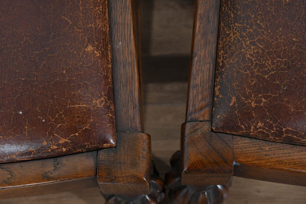 イギリスアンティーク　オーク材　存在感のある彫刻装飾とバルボスレッグが素敵なダイニングチェア4脚セット　(R-085866)