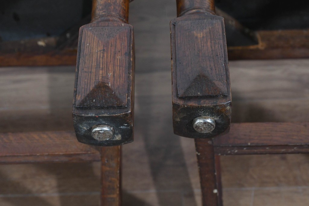 イギリスアンティーク　オーク材　存在感のある彫刻装飾とバルボスレッグが素敵なダイニングチェア4脚セット　(R-085866)