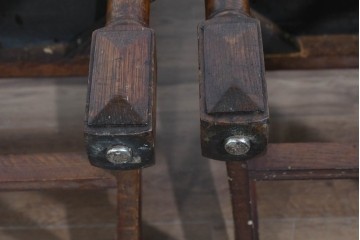 イギリスアンティーク　オーク材　存在感のある彫刻装飾とバルボスレッグが素敵なダイニングチェア4脚セット　(R-085866)