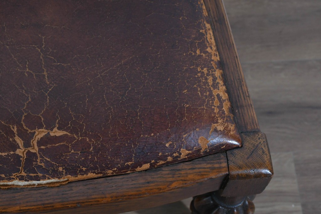 イギリスアンティーク　オーク材　存在感のある彫刻装飾とバルボスレッグが素敵なダイニングチェア4脚セット　(R-085866)