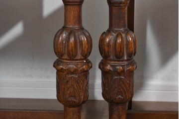 イギリスアンティーク　オーク材　存在感のある彫刻装飾とバルボスレッグが素敵なダイニングチェア4脚セット　(R-085866)