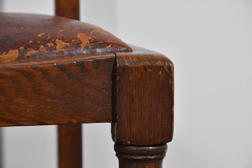 イギリスアンティーク　オーク材　存在感のある彫刻装飾とバルボスレッグが素敵なダイニングチェア4脚セット　(R-085866)