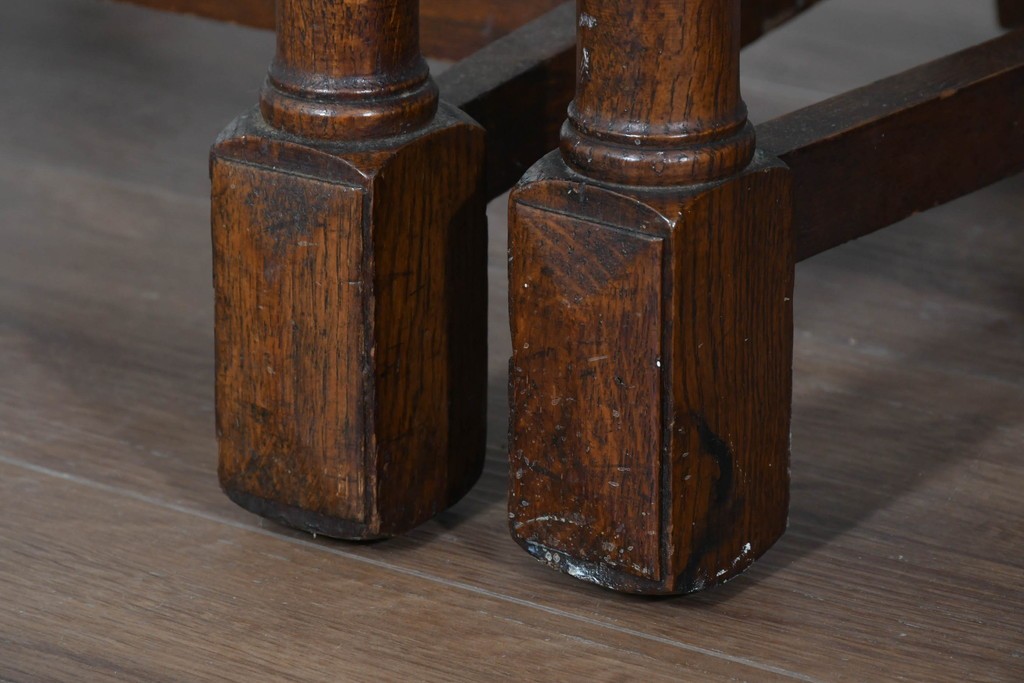 イギリスアンティーク　オーク材　存在感のある彫刻装飾とバルボスレッグが素敵なダイニングチェア4脚セット　(R-085866)