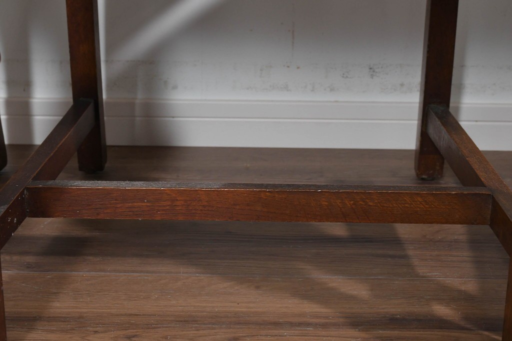 イギリスアンティーク　オーク材　存在感のある彫刻装飾とバルボスレッグが素敵なダイニングチェア4脚セット　(R-085866)