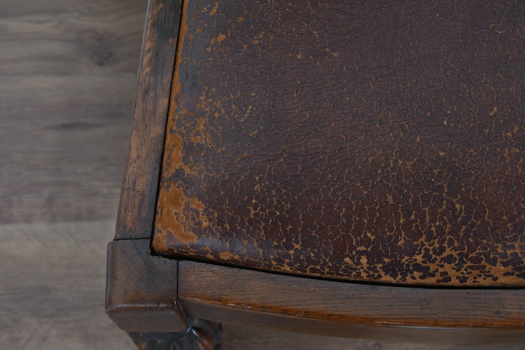 イギリスアンティーク　オーク材　存在感のある彫刻装飾とバルボスレッグが素敵なダイニングチェア4脚セット　(R-085866)